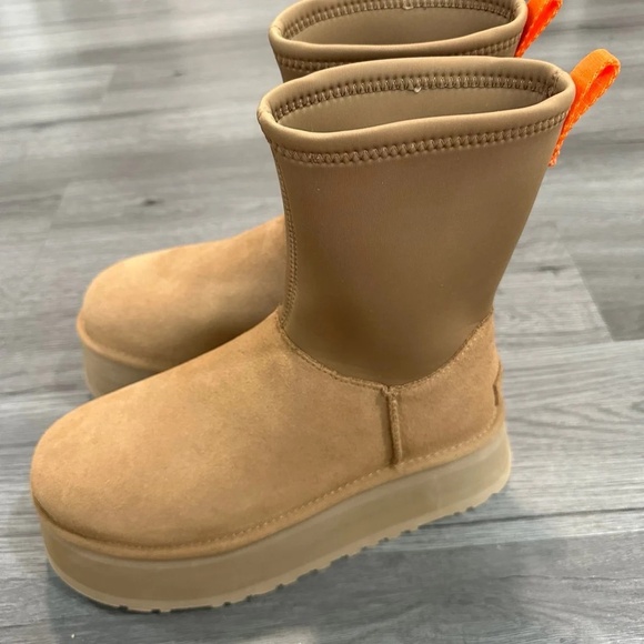 UGG Tan Platform Boots - Picture 4 of 7